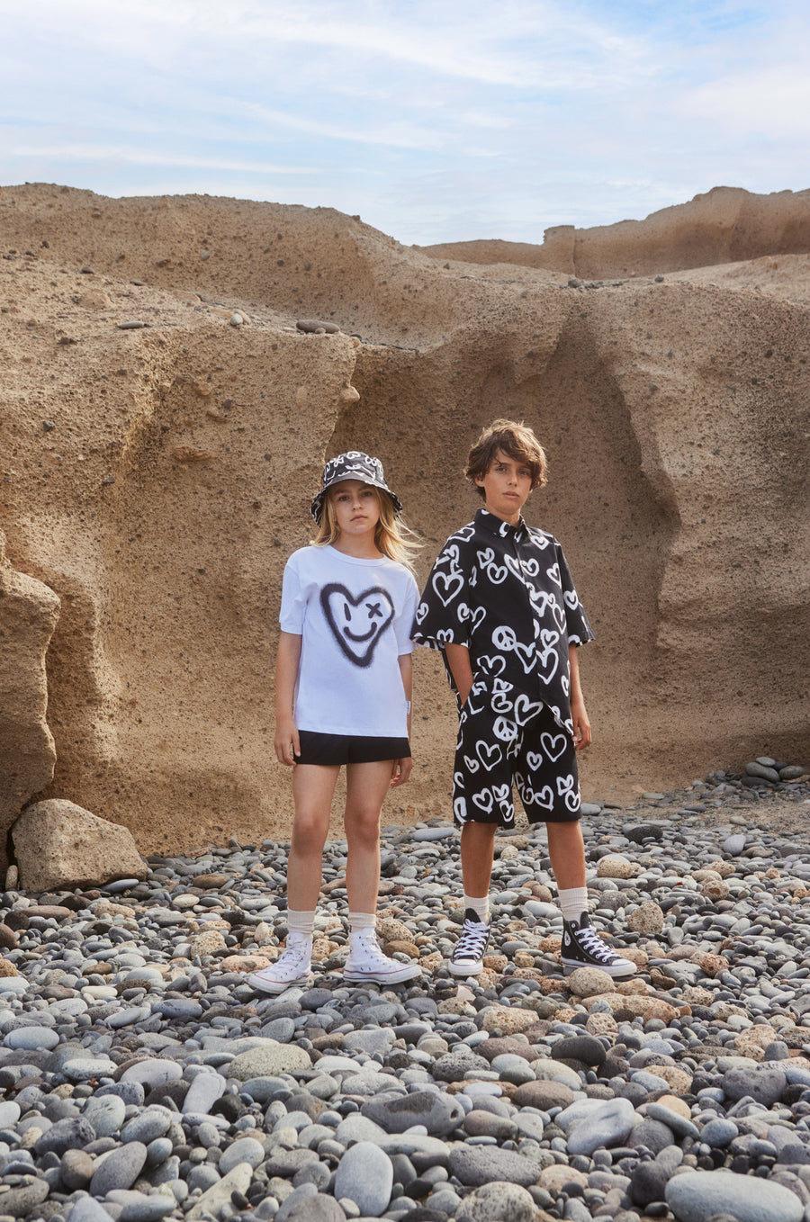 Siks Bucket Hat - Graffiti hearts & peace signs - black