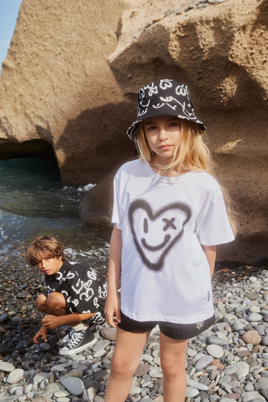 Siks Bucket Hat - Graffiti hearts & peace signs - black